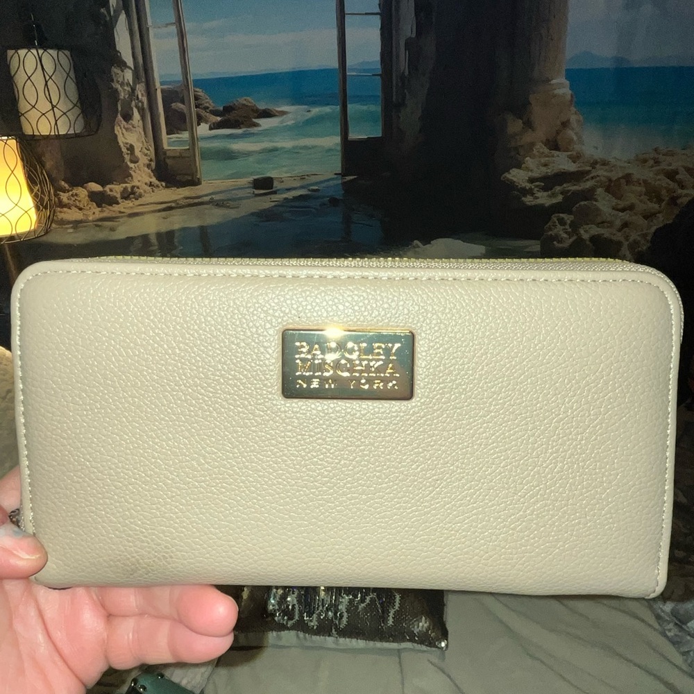 #511| NWT Badgley Mischka Tan Wristlet Wallet